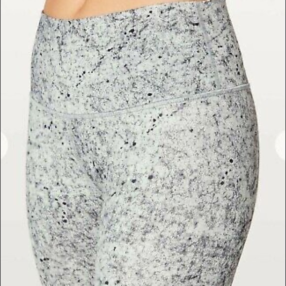 LuluLemon Wunder Under Leggings in Antiqued Alpine White - Picture 3 of 10